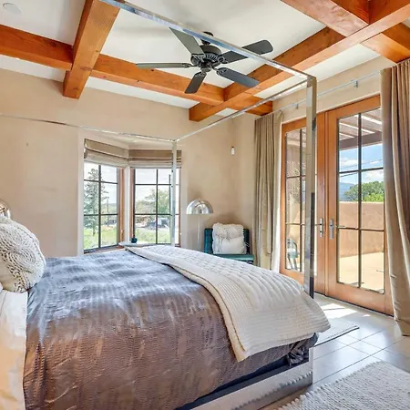 Luxe & Stylish Near Downtown! Сasa de vacaciones Santa Fe