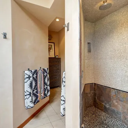 Holiday home Luxe & Stylish Near Downtown!