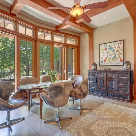 Holiday home Luxe & Stylish Near Downtown!